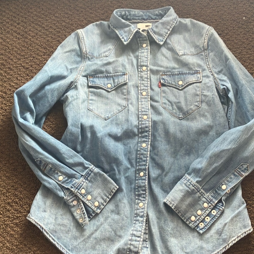 Women’s Levi western denim button up top